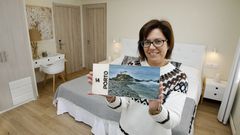 Susana Veiga, con el cartel de la playa del Porto que dar nombre a una de las habitaciones