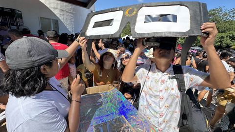 Turistas y locales se reúnen para observar el eclipse en el planetario de Cancún