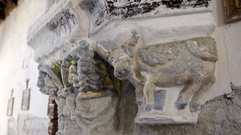 Una representacin de un buey, smbolo del evangelista Lucas, en un capitel de la iglesia de la Lobios, en Sober