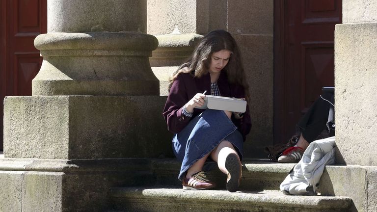 La demanda por entrar en Medicina multiplica por ocho la ofe