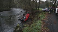 Una mujer se precipita con su coche al ro Anllns