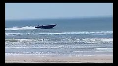 La planeadora con ms de 600 kilos de coca donde la investigacin ubica a los dos gallegos fue grabada por baistas huyendo de la Guardia Civil frente a la playa de Torre de la Higuera