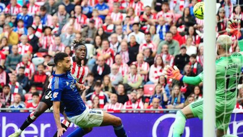 Nico Williams define ante a Aar�n Escandell en el 1-0 del Athletic