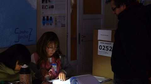 Una mujer ilumina el censo electoral en un colegio de San Luis, donde este pasado domingo se celebraron elecciones locales pese al apagn que afect a toda Argentina