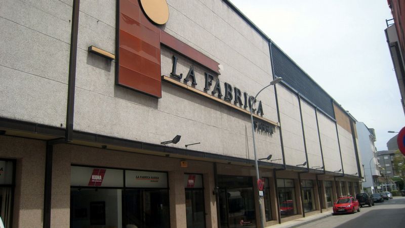 La nieve colapsa los accesos a O Cebreiro.Los futbolistas de la SD Sarriana se impusieron por la m�nima al Atl�tico Escair�n. 