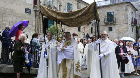 La procesión quedó reducida a un paseo hasta la Catedral ante la amenaza de más lluvia.