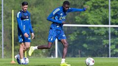 Rahim, con Thiago Borbas detr�s, sobre el c�sped de El Requex�n