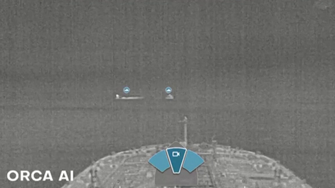 Una c�mara de infrarrojos graba al carguero colisionando con el petrolero anclado en el mar del Norte