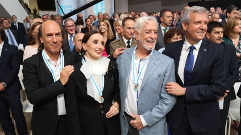 El presidente de la Xunta, Alfonso Rueda, ha entregado este lunes las medallas de oro de Galicia a Juan Pardo, Carlos Núñez y Luz Casal