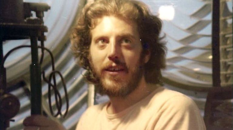 El farero que llegó a Ons recién casado: «De cachondeo decíamos que era nuestro viaje de bodas»