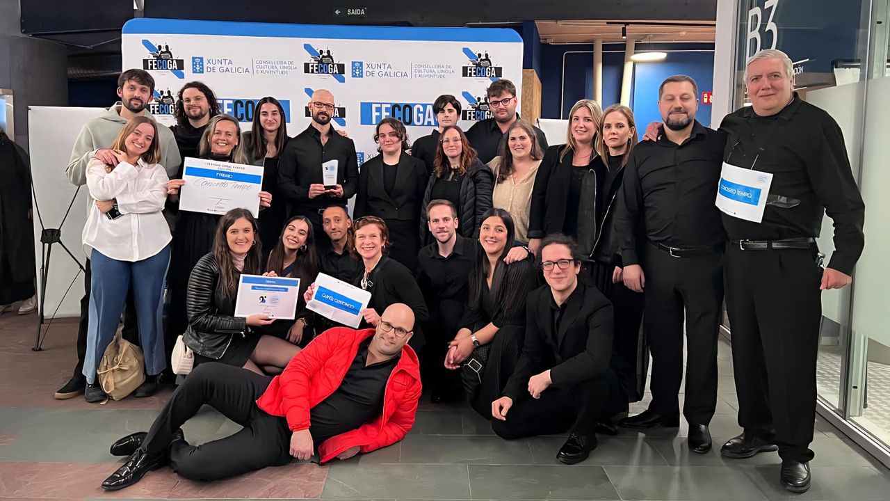 De izquierda a derecha, Xosé Luis Paz, Pepita Suárez, Rosita Millet, Elvira Pisos y Unai González, todos ellos directivos de la asociación Francisco Lorenzo Mariño de Aguiño.