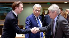 El ministro de Exteriores, Alfonso Dastis, saluda a su homologo austriaco Sebastian Kurz, en presencia del belga Didier Reynders