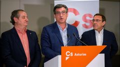 El cabeza de lista de Ciudadanos al Congreso por Asturias, Ignacio Prendes (c), valora los resultados electorales