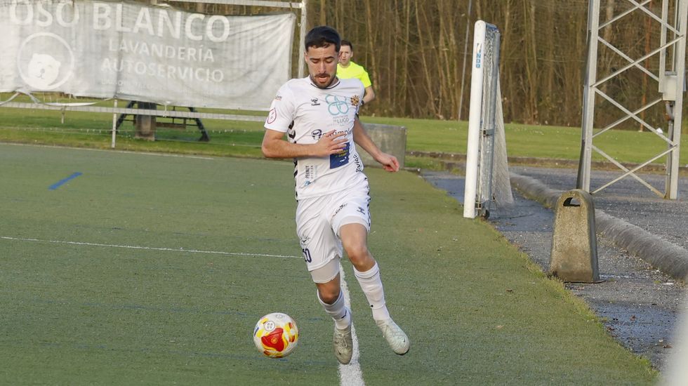 <span lang= gl >Actividades de Voz Natura non colexio Frei Lu&iacute;s de Granada de Sarria</span>.O carball&eacute;s Boedo, xogador do Sarri&aacute;, conduce o bal&oacute;n ante a presi&oacute;n de Keko Hevia, do Berganti&ntilde;os