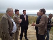 Samuel Ju�rez, segundo por la derecha, junto al alcalde fisterr�n y otras autoridades