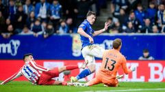Fede Vi�as ante Oblak, durante el primer tiempo del Real Oviedo-Atl�tico