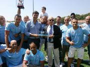Los jugadores, recogiendo el premio de campeones gallegos. 