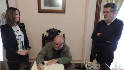 Daro Xohn Cabana, como responsable de publicacins do Concello de Lugo, recibindo a doazn de 5.000 volumes de Francisco lvarez Patio