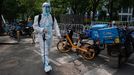 Un trabajador desinfecta las calles en Pekín