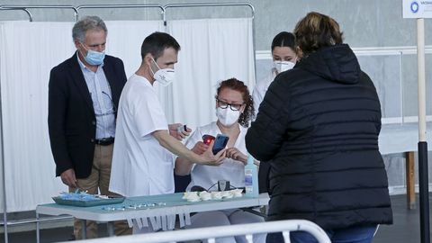Vacunacin masiva contra el Covid-19 con AstraZeneca para personas entre 60 y 65 aos en el recinto ferial de Pontevedra