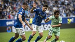 Carlos lvarez ante Reina y Dendoncker, durante el Oviedo-Levante