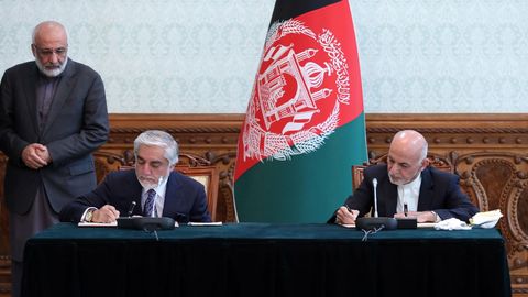 Abdul y Ghani, durante la firma del acuerdo por el cual se reparten el poder en Afganistan