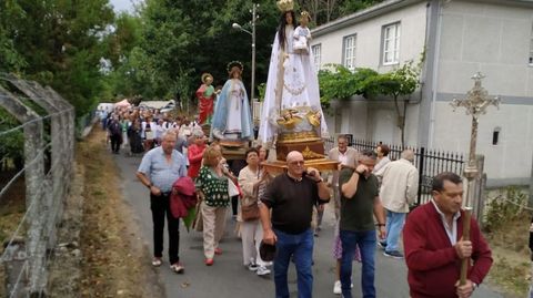 Procesión en Chantada. Decenas de fieles acompañaron ayer la procesión de la Virxe da Saúde, recuperada en Chantada como antesala de la romería del 8 de septiembre en O Faro
