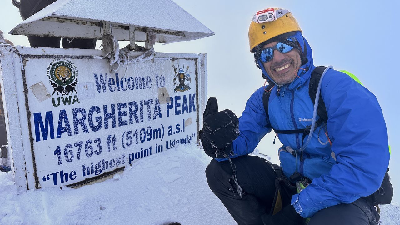 El cirujano coruñés Javier Cerqueiro, en el pico Margarita de Uganda