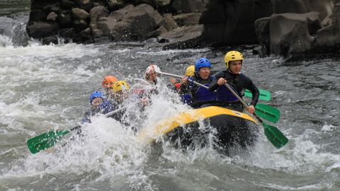 El «rafting», o descenso en balsa grupal, es uno de los emblemas del deporte de aventura