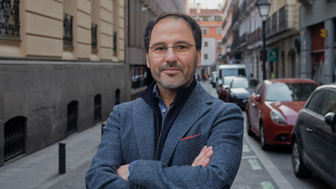 Tom�s Navarro es psic�logo.