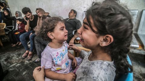 Nios palestinos heridos lloran mientras esperan atencin mdica tras un bombardeo israel en Gaza