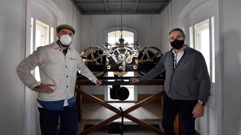 Más de 250 piezas de máquina: Este es el reloj de bancada de 24 horas cuerda y con sonería de cuartos, medias y en punto. «Y con repetición, por eso a las 12.00 horas se escuchan 24 campanadas», explica José Antonio. Fabricado en Morez, reproduce 700 campanadas diarias y hay que darle cuerda todos los días