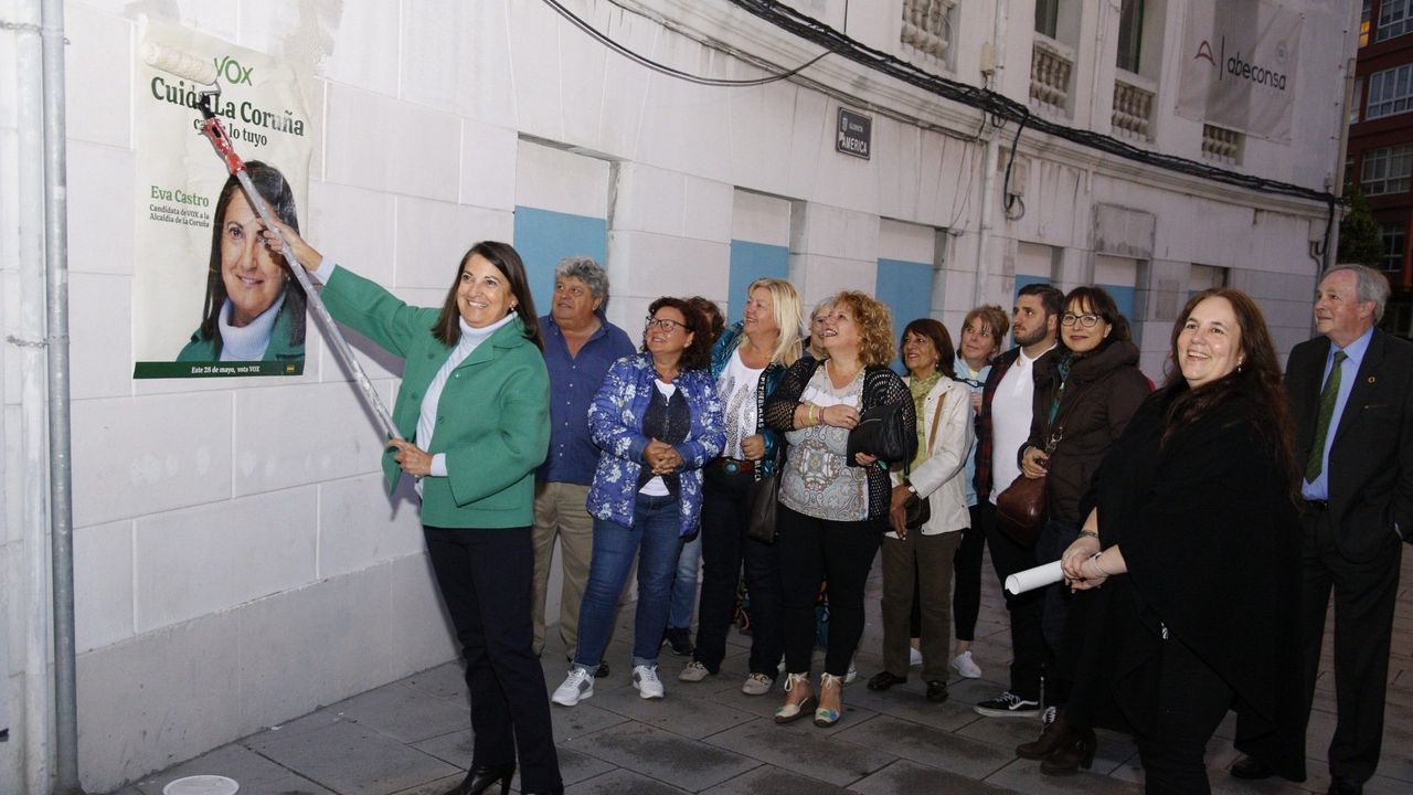 La candidata de Vox pegando carteles en el Palacio de la �pera