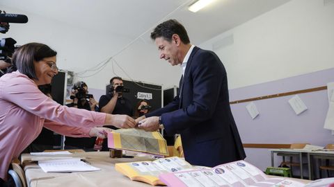 El ex primer ministro italiano y líder del Movimiento Cinco Estrellas (M5S), Giuseppe Conte, vota en las elecciones generales italianas en un colegio electoral en Roma.