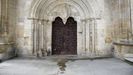 La puerta norte de la Catedral de Lugo es la más dañada por la orina, sobre todo sus herrajes.