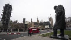 Una estatura de Churchill frenta al Parlamento de Westminster