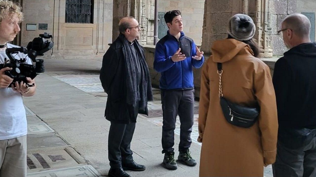 Ruta de las cascadas de Quiroga.David Henrie, en la catedral de Santiago, entrevistando al den.