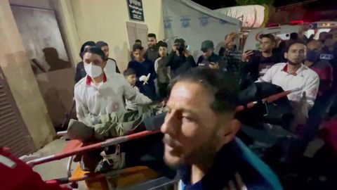 Varios compaeros trasladan el cuerpo de uno de los trabajadores de la ONG World Central Kitchen fallecidos en Gaza