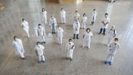 Ana Mariño, en medio con la carpeta, con médicos y enfermeros del equipo de Medicina Interna que atiende la planta covid en el área sanitaria de Ferrol.