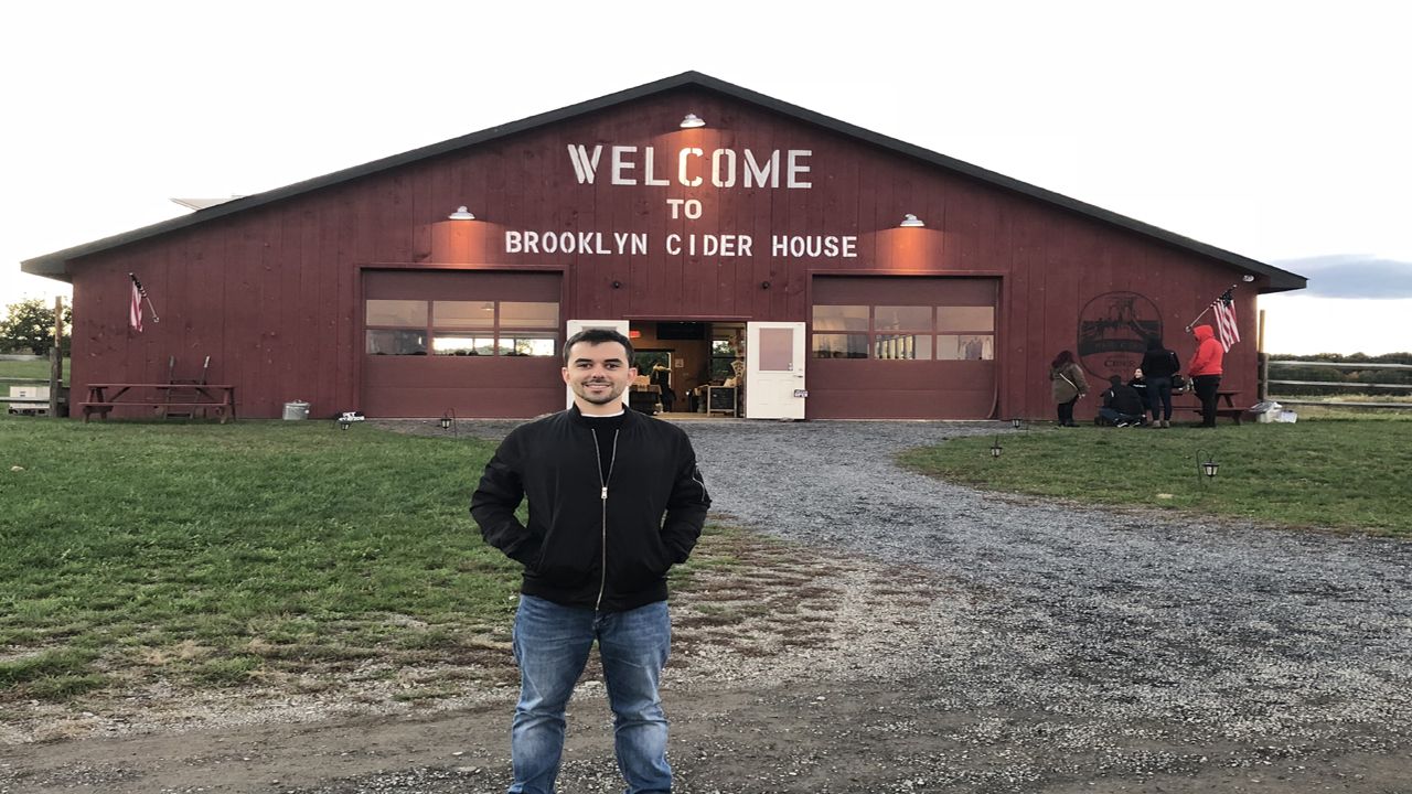 Chris, a neoiorquina que vive en Lugo e cambiou o ingl�s polo galego.El avilesino Erik Garabaya con una sidrer�a de Brooklyn al fondo
