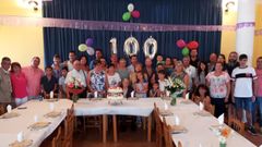 María Paz Pérez (en el centro, ante la tarta de cumpleaños) celebró su centésimo aniversario acompañada de su familia en la parroquia de Santo Estevo de Anllo