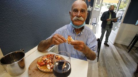 Paco, a sus 89 aos, cumpli con la tradicin de ir a comer el pulpo