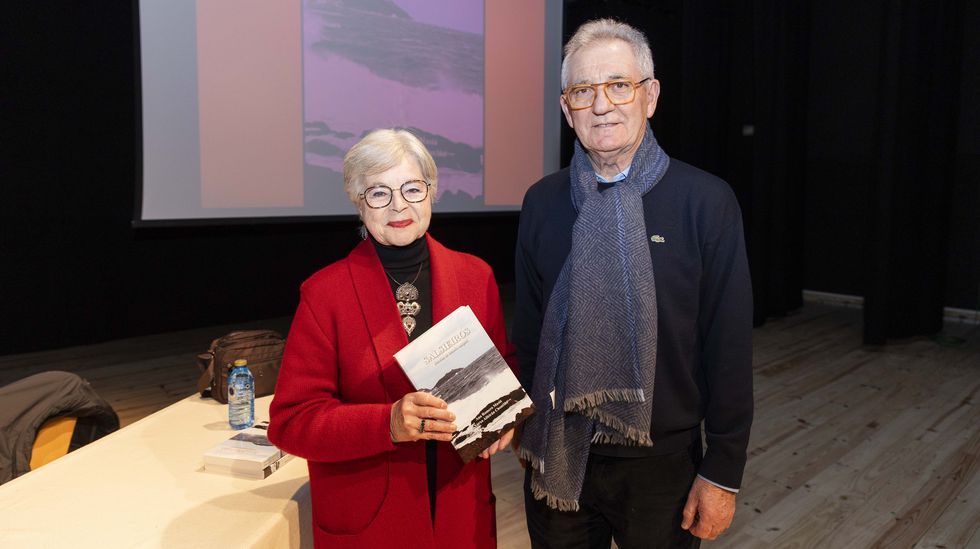 El 2026 tambi&eacute;n ha empezado entre libros. Ana Romero Masi&aacute; y Xurxo Alfeir&aacute;n presentaron  Salsieiros  este viernes 2 de enero en Malpica 