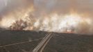 Vista aérea del incendio tomada el sábado, en la que se observa cómo atravesó la línea de alta velocidad en la zona de Otero de Bodas (Zamora