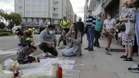 Lugar donde mataron a Samuel, esta mañana. Al mensaje del padre se unen las flores y las velas que están dejando sus amigos y conocidos