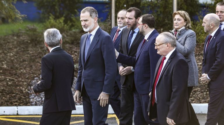 l rey Felipe VI (2i), acompañado del Presidente del Principado, Adrián Barbón (c-d), del ministro de Transportes y Movilidad Sostenible, Óscar Puente (c-i), y de responsables de la empresa, a su llegada este jueves a la factoría Mantequerías Arias, que este año celebra su 175 aniversario