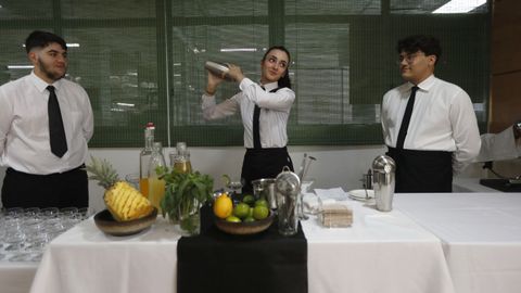 Las clases prácticas del ciclo medio de Servizos en Restauración del IES de Vilamarín son uno de sus puntos fuertes