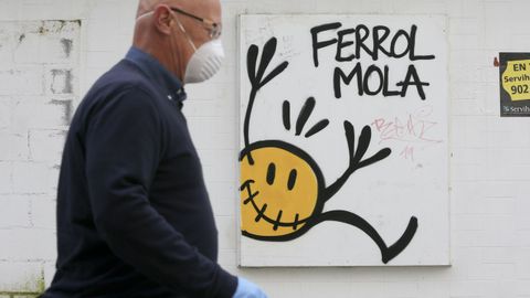Vecinos de Ferrol con mascarillas protectoras