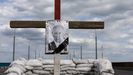 Una representación de la tumba de Vladimir Putin  en un puesto de control en las afueras de Dnipro.