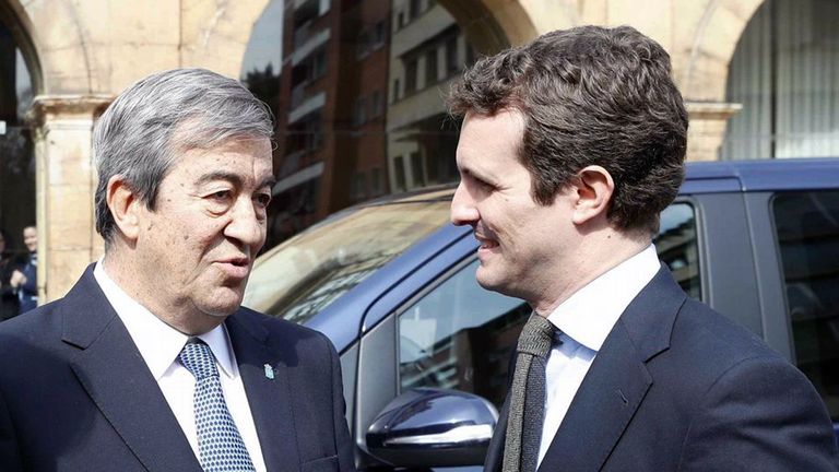 Francisco Álvarez-Cascos y Pablo Casado en Oviedo